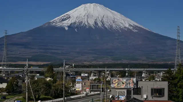 Indahnya Pemandangan Puncak Gunung Fuji yang Kembali Diselimuti Salju