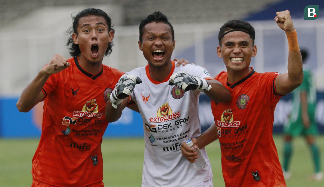 Muhammad Rifaldi (kanan). Bek kanan berusia 25 tahun yang kini memasuki pertama bersama Persiraja Banda Aceh ini dapat diandalkan untuk membantu lini tengah. Kepiawaiannya mengirim umpan matang untuk menjadi gol telah terbukti dengan catatan 6 assist-nya di BRI Liga 1. (Bola.com/M Iqbal Ichsan)