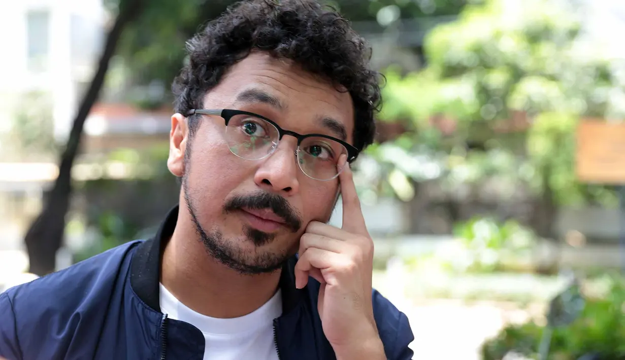 Awal mulanya, Giring menemani ibunya, serta tim pemenangan calon Gubernur Ahok dan Djarot melakkukan bakti sosial di Jalan Kebon Pala, Jatinegara, Jakarta Timur pada Jumat (10/3). (Deki Prayoga/Bintang.com)