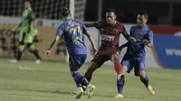 Striker PSM Makassar, Ferdinand Sinaga, berusaha melewati pemain Persib Bandung pada laga lanjutan Liga 1 di Stadion GBLA, Bandung, Rabu, (5/7/2017). Persib menang 2-1 atas PSM. (Bola.com/M Iqbal Ichsan)