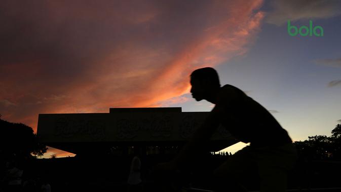 Warga Manila menghabiskan waktu sore dengan berolahraga di taman depan Cultural Center of the Philippines (CCP), Manila, Minggu (24/11/2019). CCP menjadi tempat favorit warga berolahraga. (Bola.com/M Iqbal Ichsan) 