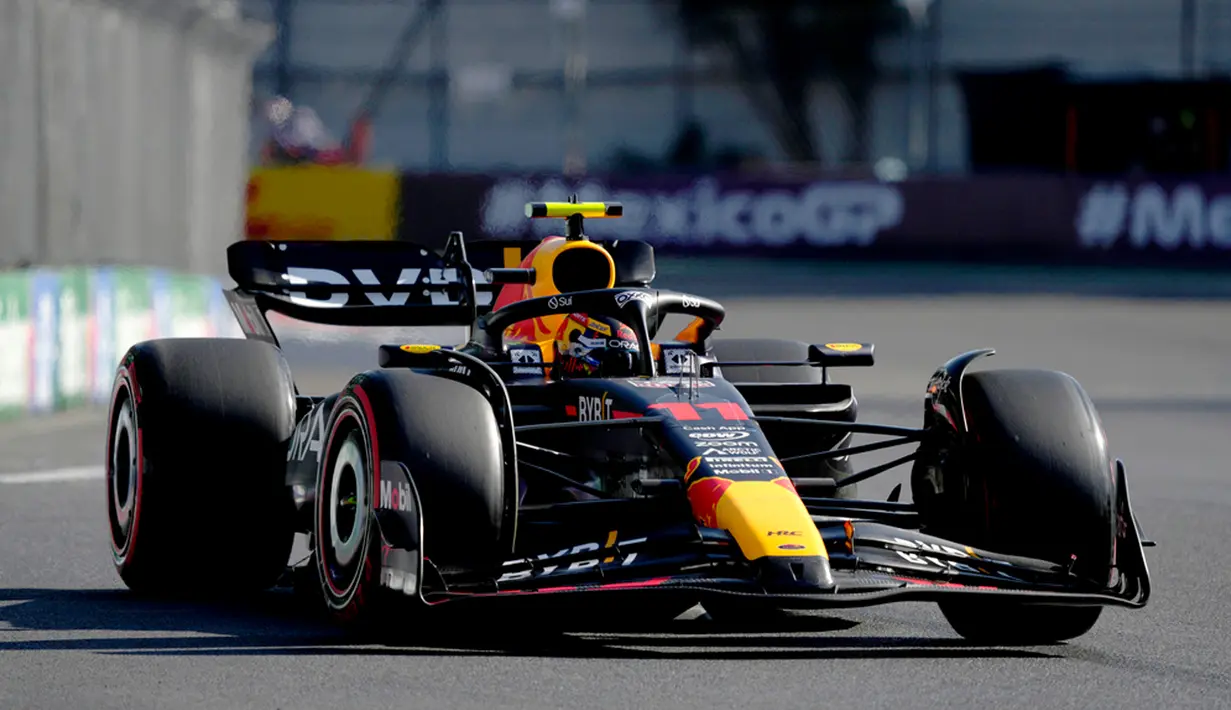 Pada posisi keempat ada Daniel Ricciardo dengan waktu 1 menit 17,382 detik. Daniel Ricciardo mengungguli Sergio Perez, yang menempati urutan kelima dengan catatan waktu 1 menit 17,423 detik. (AP Photo/Fernando Llano)
