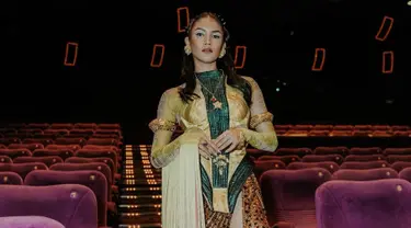 Aulia Sarah yang berperan sebagai hantu penari di film 'KKN di Desa Penari' tampil anggun dengan mengenakan busana khas Badarawuhi. Artis berusia 31 tahun itu memakai kebaya berwarna kuning emas dan selempang hijau tua. Penampilannya makin sempurna dengan perpaduan bawahan kain batik bercorak emas. (Liputan6.com/IG/@owliasarah)