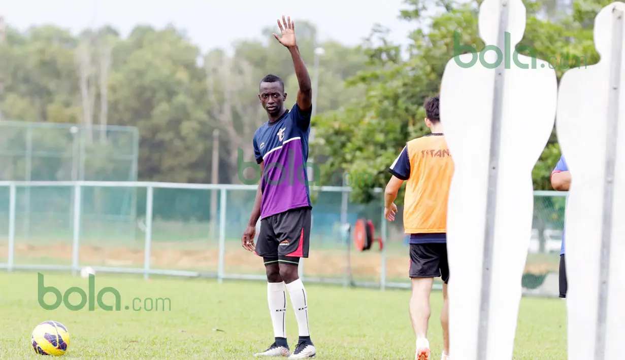 Makan Konate bersiap melakukan tendangan bebas saat latihan T-Team di Lapangan Gong Badak, Kuala Terengganu, Malaysia, Selasa (26/01/2016). (Bola.com/Nicklas Hanoatubun)