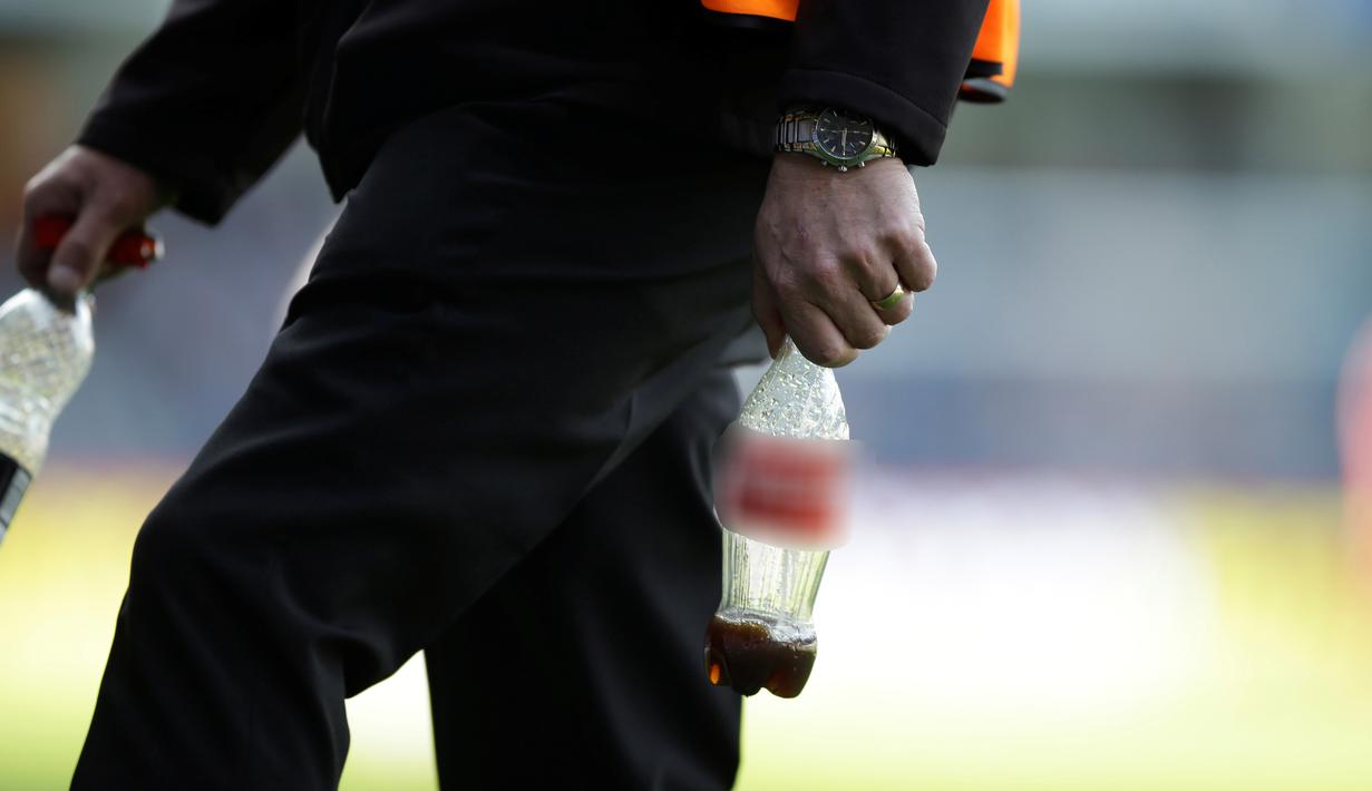 Bahkan, botol minuman soda turut dilemparkan suporter QPR ke lapangan. (AP Photo/Matt Dunham)