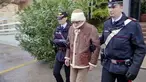 Dalam gambar yang diambil dari video pada Senin, 16 Januari 2023 menunjukkan bos mafia nomor satu di Italia Matteo Messina Denaro (tengah) meninggalkan barak Carabinieri Italia segera setelah penangkapannya di sebuah klinik swasta di Palermo, Sisilia. Matteo Messina Denaro (60) salah satu penjahat paling dicari di dunia ditangkap setelah buron selama 30 tahun. (Carabinieri via AP)