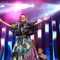 Penyanyi jazz Indonesia Andien turut meramaikan pesta jazz selama tiga hari di JIExpo Kemayoran, Jakarta Utara. Di atas panggung, ia mengenang saat dirinya pertama kali manggung di Java Jazz Festival (JJF). (Adrian Putra/Bintang.com)