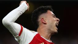 Ekspresi pemain Arsenal, Gabriel Martinelli saat melakukan selebrasi setelah mencetak gol kemenangan timnya atas Manchester City pada laga lanjutan Liga Inggris 2023/2024 yang berlangsung di Emirates Stadium, London, Inggris, Minggu (08/10/2023) malam WIB. Martinelli mencetak gol melalui tembakan keras dari luar kotak penalti yang berbelok setelah mengenai wajah Nathan Ake. (AFP/Adrian Dennis)