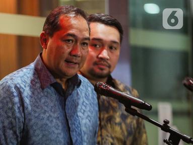 Mantan Menteri Perdagangan (Mendag) M Lutfi memberikan keterangan kepada awak media usai menjalani pemeriksaan di Gedung Bundar Jampidsus Kejaksaan Agung (Kejagung), Jakarta, Rabu (9/8/2023). (Liputan6.com/Faizal Fanani)