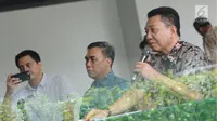 Sekjen PP PBSI, Achmad Budiharto (kanan) memberi keterangan terkait Kejurnas PBSI 2017 Gubernur Kepulauan Bangka Belitung di Jakarta, Jumat (24/11). Kejurnas digelar di Pangkalpinang pada 28 November-2 Desember. (Liputan6.com/Helmi Fithriansyah)
