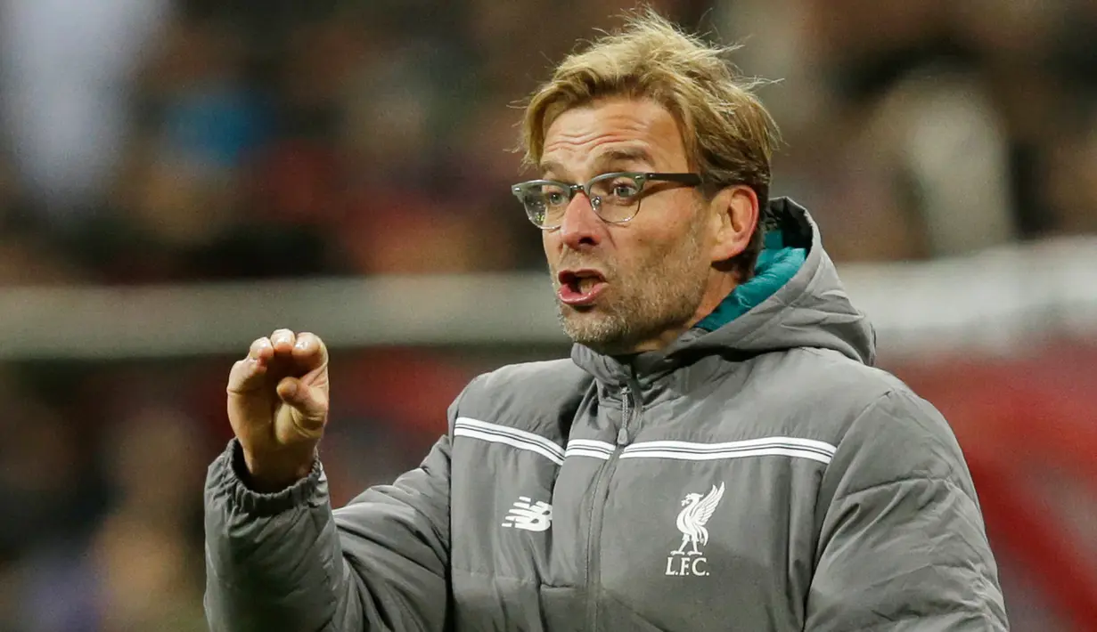 Pelatih Liverpool, Juergen Klopp memberikan intruksi pada pemainnya pada lanjutan Liga Europa Grup B di Kazan Arena, Rusia, (6/11). Liverpool menang atas tuan rumah Rubin Kazan dengan skor 1-0. (Reuters/Henry Browne)