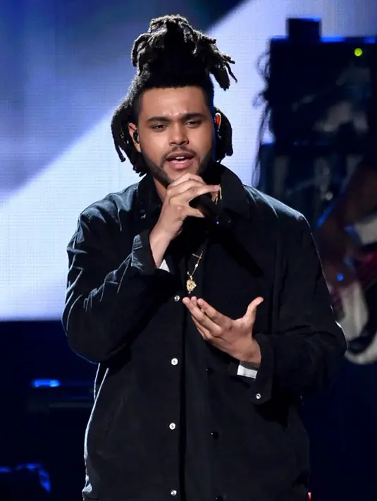 Selain itu, sumber juga mengatakan pernikahan yang sudah direncanakan pada bulan Agustus juga menunggu The Weeknd selesai melakukan kegiatan turnya yang kini sedang berlangsung. (AFP/Bintang.com)