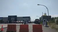 Pembatas jalan dipasang di depan pintu parkir Satpas Colombo Surabaya. (Liputan6.com/Dian Kurniawan)