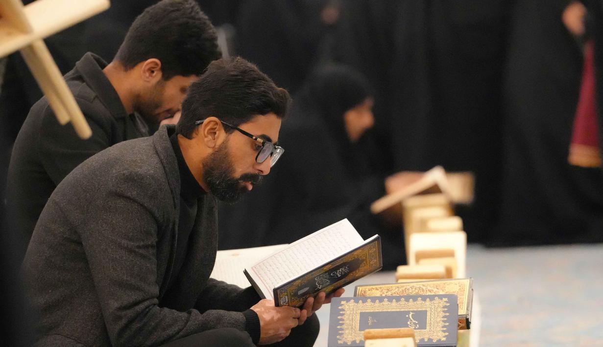 Sementara, membaca Al Quran di akhir Ramadan, khususnya pada 10 malam terakhir, sangat dianjurkan untuk memaksimalkan ibadah, mengejar keutamaan Lailatul Qadar, dan melipatgandakan pahala. Tampak dalam foto, seorang Muslim Syiah membaca Al-Quran, saat melaksanakan Itikaf di Masjid Kufa, selatan Baghdad, Irak, pada 12 Maret 2026. (Foto oleh AFP)