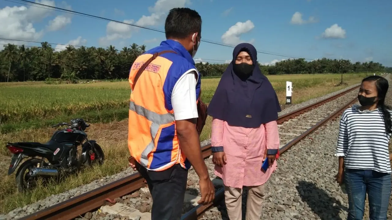 Petugas  PT KAI  mensosialisasi larangan beraktivitas di jalur Kereta Api kepada  masyarakat. (Istimewa)
