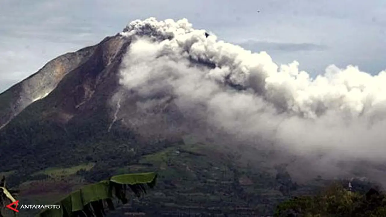 sinabung-meletus-131024b.jpg