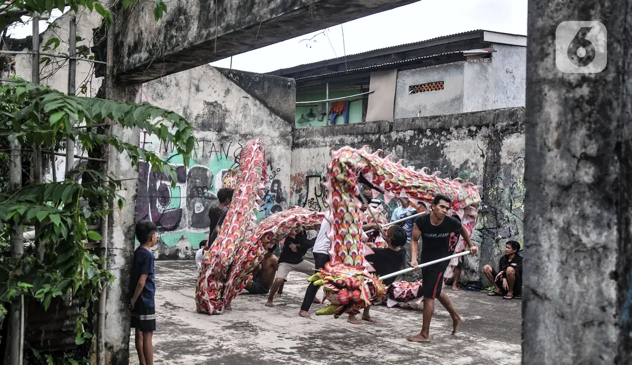 Anggota klub kesenian Naga Merah Putih saat latihan memainkan Liong di kawasan Babakan Pasar, Bogor, Jawa Barat, Senin (17/1/2022). Jelang perayaan Tahun Baru Imlek, klub kesenian Tionghoa tersebut rutin melakukan latihan memainkan Liong dan Barongsai. (merdeka.com/Iqbal S. Nugroho)