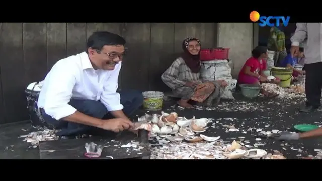 Dalam rangkaian kampanyenya Rabu siang (6/6), Djarot tidak canggung untuk turut mengupas kelapa yang akan diolah menjadi kopra di sebuah sentra UKM di Asahan.