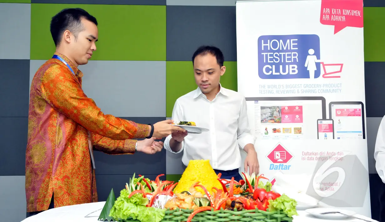 CEO KMK Adi Sariaatmadja (kanan) menerima potongan tumpeng pertama dalam acara Launching Home Tester Club Indonesia di SCTV Tower, Jakarta, Selasa (17/3/2015). (Liputan6.com/Panji Diksana) 
