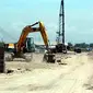 Sebuah alat berat meratakan tanah lokasi proyek pembangunan jalan arteri dan jalan tol baru relokasi jalan tol Porong di Desa Pamotan, Kecamatan Porong Sidoarjo, Jawa Timur. (ANTARA)