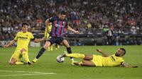 Pemain Barcelona, Robert Lewandowski (tengah) berebut bola dengan pemain Villarreal, Raul Albiol (kanan) pada laga lanjutan Liga Spanyol 2022/2023 di Stadion Camp Nou, Barcelona, 20 Oktober 2022. Pada musim ini, Lewandowksi berhasil mencetak 15 gol dan membuat dirinya tercatat sebagai top skor Liga Spanyol musim ini. (AFP/Josep Lago)