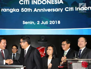 CEO Citi Indonesia Batara Sianturi (kedua kiri) dan Dirut Bursa Efek Indonesia Inarno Djajadi (ketiga kiri) bersalaman sebagai tanda dimulainya perdagangan saham di Bursa Efek Indonesia, Senin (2/7). (Liputan6.com/HO/Budi)