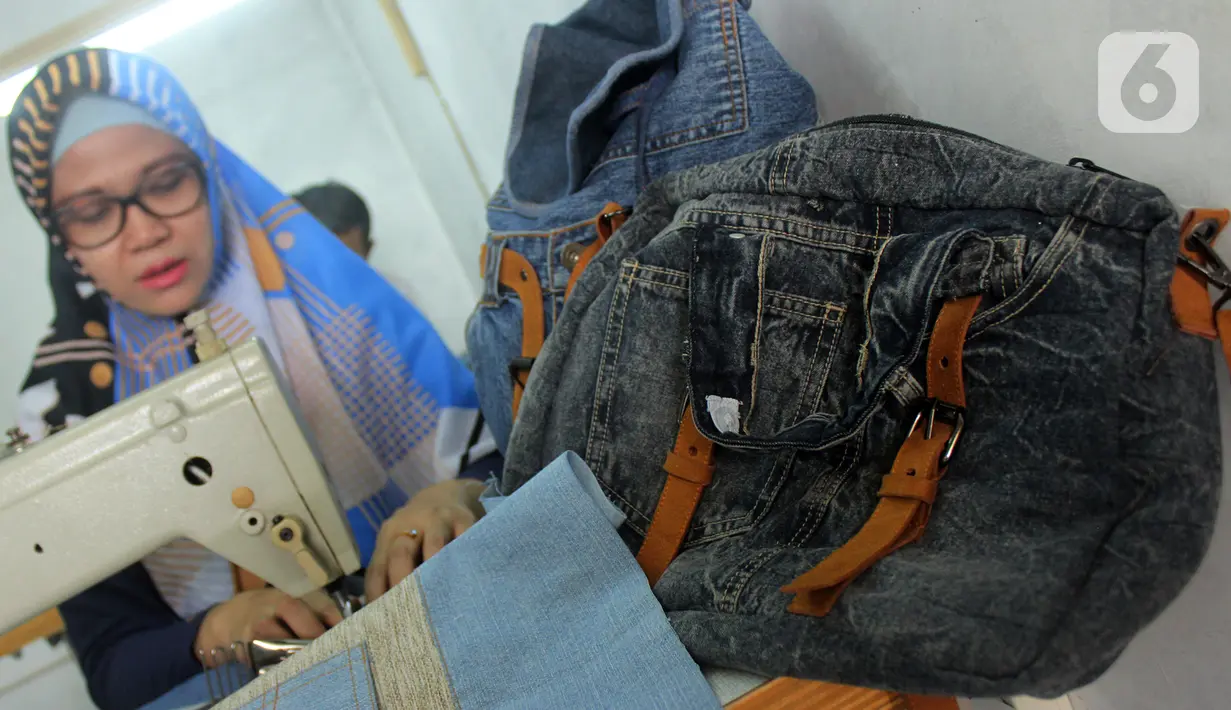 Perajin Risma Eljundi menyelesaikan pembuatan tas dari bahan celana jeans bekas di Legok, Tangerang, Banten, Senin (11/11/2019). Tas berbahan jeans itu dipasarkan ke kawasan Bandung serta pasar daring. (merdeka.com/Arie Basuki)
