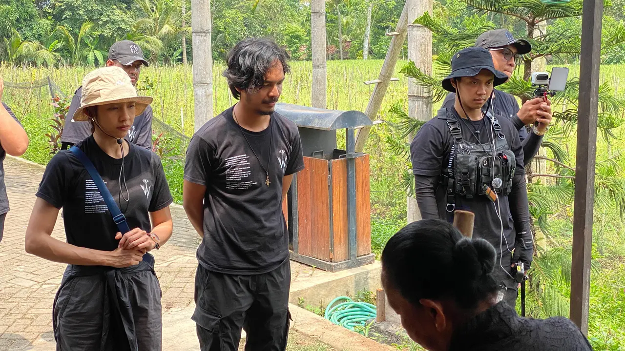 Alfi Rev bersama timnya mengkesplor desa wisata adat Osing Kemiren Banyuwangi (Istimewa)