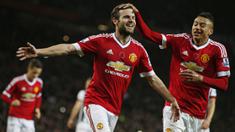 Gelandang Manchester United, Juan Mata merayakan gol yang dicetaknya ke gawang WBA pada laga Liga Premier Inggris di Stadion Old Trafford, Inggris, Sabtu (7/11/2015). MU berhasil menang 2-0. (Reuters/Andrew Yates)