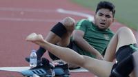 Pemain Timnas Indonesia U-22, Asnawi Mangkualam, latihan terpisah dari rekan-rekannya di Stadion Rizal Memorial, Manila, Rabu (27/11). Latihan ini persiapan jelang laga SEA Games 2019 melawan Singapura U-22. (Bola.com/M Iqbal Ichsan)