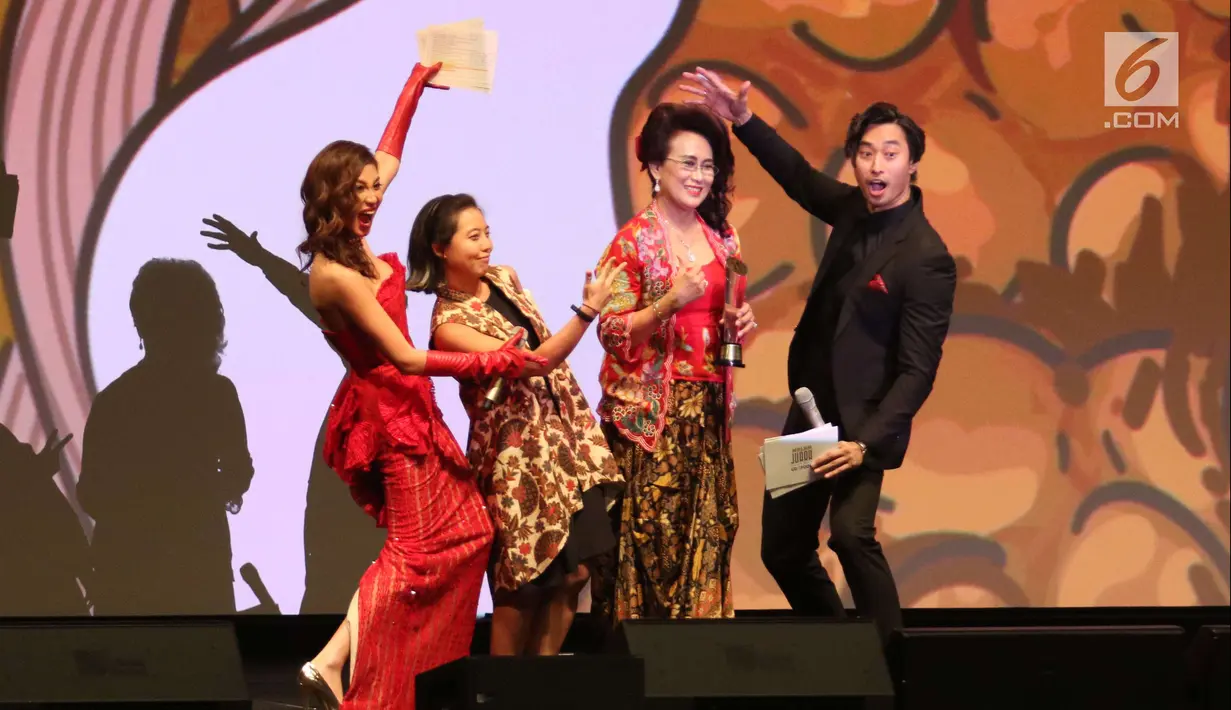 Product Manager Go-Jek Yeti Kim memberikan penghargaan kepada partner Go-Food pilihan pemirsa yakni Pisang Goreng Madu Ibu Nanik dalam acara Malam Juara Go-Food 2018 di Jakarta, Jumat (23/2). (Liputan6.com/Angga Yuniar)
