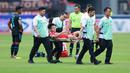 Pemain Persija Jakarta, Witan Sulaeman diangkat keluar lapangan setelah mengalami cedera saat melawan Arema FC dalam laga pekan ke-23 BRI Liga 1 2022/2023 di Stadion Patriot Candrabhaga, Bekasi, Minggu (12/2/2023) sore WIB. Persija menang dengan skor 2-0. (Bola.com/M Iqbal Ichsan)