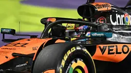 Pembalap McLaren, Oscar Piastri memacu mobilnya saat balapan Formula 1 GP Arab Saudi yang berlangsung di Sirkuit Jeddah Corniche, Arab Saudi, Minggu (20/04/2025) waktu setempat. (AFP/Gabriel Bouys)