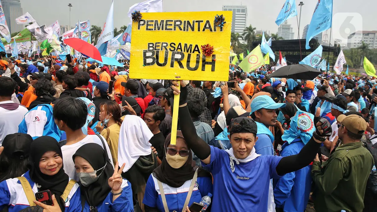 Ribuan Orang Hadiri Peringatan Hari Buruh Internasional di Monumen Nasional
