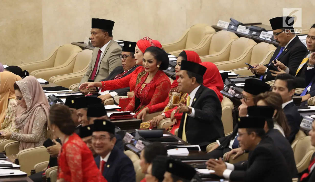 Krisdayanti saat menghadiri pelantikan anggota DPR, MPR, dan DPD di Kompleks Parlemen, Jakarta, Selasa (1/10/2019). Diva asal Batu tersbut dilantik sebagai anggota DPR RI periode 2019-2024. (Liputan6.com/JohanTallo)