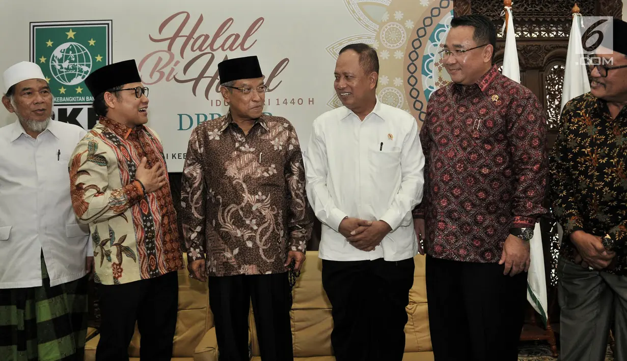 Ketua Umum PKB Muhaimin Iskandar (kedua kiri) berbincang dengan Ketum PBNU Said Aqil Siradj, Menristekdikti Momammad Nasir dan Mendes PDTT Eko Putro Sandjodjo (kedua kanan) dalam acara halalbihalal Idul Fitri 1440 H di Kantor DPP PKB, Jakarta, Senin (17/6/2019). (merdeka.com/Iqbal S Nugroho)