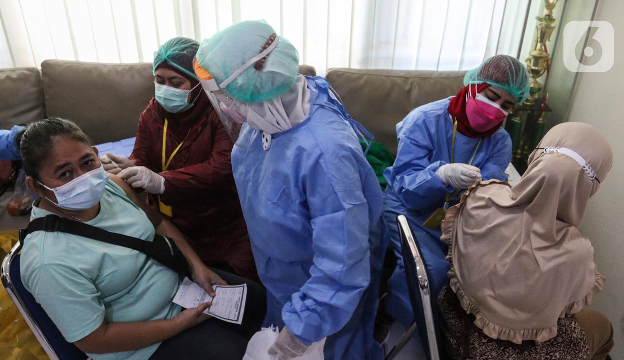 Warga menerima vaksin Pfizer dosis pertama di Kecamatan Beji, Depok,Rabu (1/9/2021). Pemerintah Kota Depok menggelar program Gebyar Vaksinasi Covid-19 secara serentak di 11 kecamatan di Kota Depok. (Liputan6.com/Johan Tallo)