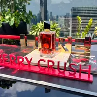 Rumah kecantikan YSL Beauty kembali memperluas lini ikonik Libre lewat varian terbaru, Libre Berry Crush. Parfum ini hadir dengan karakter yang terasa lebih fresh, manis, dan playful, namun tetap mempertahankan DNA bold feminin khas Libre yang sudah dikenal. (foto/dok: fimela.com/adindawardhani)