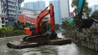 Alat berat mengeruk endapan lumpur dan sampah di Kalimalang, Bekasi, Jawa Barat (21/7). Normalisasi ini guna mengantisipasi pendangkalan sungai yang mengancam kelancaran lalu lintas air di wilayah tersebut. (Merdeka.com/Imam Buhori)