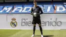 Kiper baru Real Madrid, Thibaut Courtois, saat diperkenalkan di Stadion Santiago Bernabeu, Madrid, Kamis (9/8/2018). Pemain berusia 26 tahun pindah setelah empat musim terakhir jadi kiper utama Chelsea. (AP/Andrea Comas)