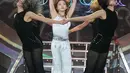 Penyanyi asal Korea Chung Ha (tengah) menghibur penonton pada Konser "Smartfren Wow" di Istora Senayan, Jakarta, Jumat (20/9/2019). Konser yang bertajuk "Raih Mimpi Bersama Smartfren" itu menampilkan sejumlah artis nasional dan internasional. (Liputan6.com/Herman Zakharia)