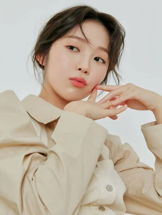 Hong Seung Hee adalah lawan main Song Kang di drama Navillera. Perempuan ini juga senang tampil cantik dengan menata rambut panjangnya dalam berbagai gaya, seperti high-bun, berponi, atau  messy hair yang manis. Makeup bernuansa peach coral terlihat sangat cocok untuk kulit putihnya. Foto: Instagram