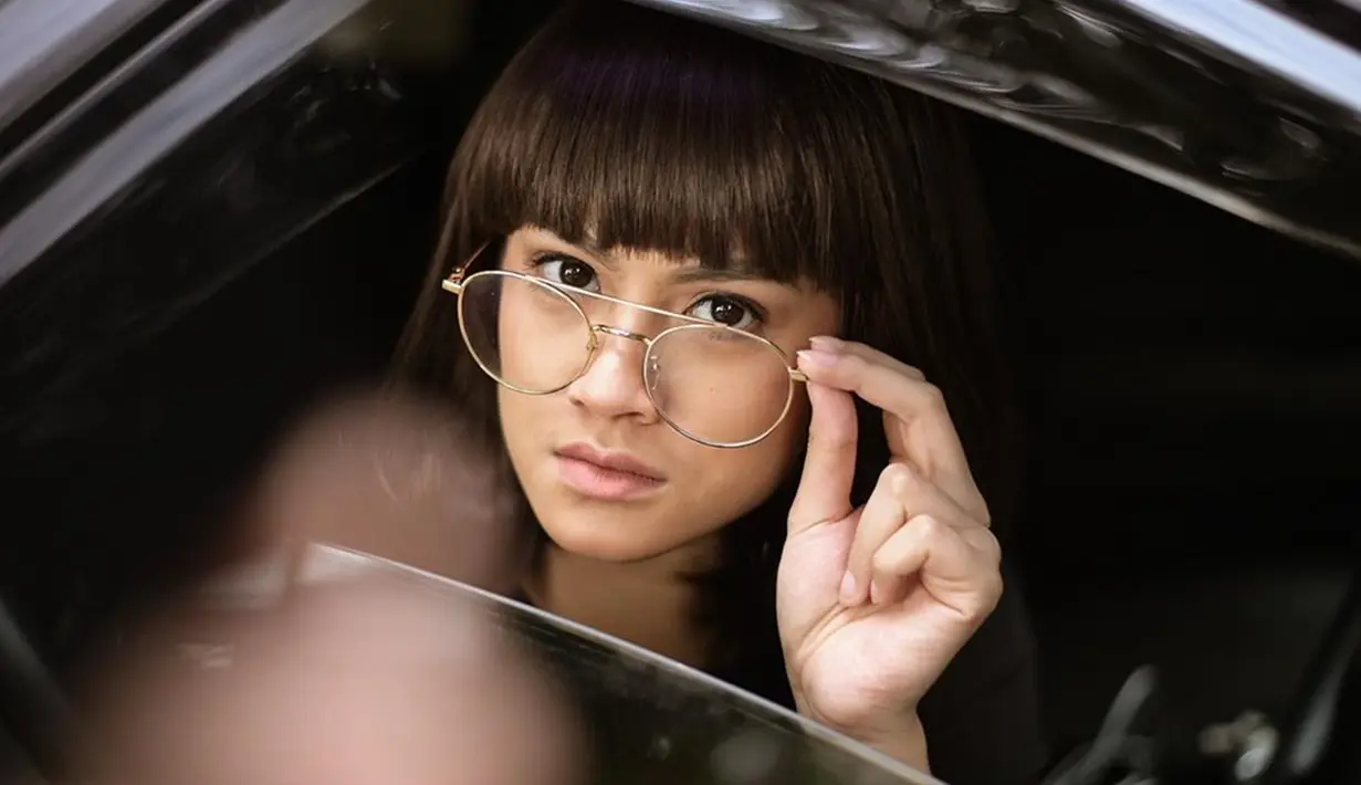 Bergaya vintage, pemeran Sasya Anak Langit ini menggunakan kacamata frame besar dengan nuansa retro. Penampilan semakin kece dengan rambut bob pendek.  (Liputan6.com/IG/@hanahaho)