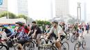 Para peseda melintasi kawasan Bundaran HI Jakarta saat acara Car Free Day atau Hari bebas kendaraan bermotor. (Bola.com/M Iqbal Ichsan)