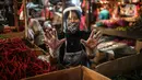 Salah satu pedagang menggunakan face shield dan sarung tangan saat melayani pembeli di Pasar Senen, Jakarta, Senin (1/6/2020). Saat era new normal, para pedagang di pasar rakyat diwajibkan menggunakan masker, face shield, dan sarung tangan selama beraktivitas. (Liputan6.com/Faizal Fanani)