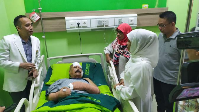 Gubernur Jatim Khofifah Indar Parawansa Saat Menjenguk Aiptu Agus, Anggota SPKT Polsek Wonokromo Surabaya yang Menjadi Korban Penyerangan Orang Tidak Dikenal. (Foto: Dian Kurniawan/Liputan6.com)