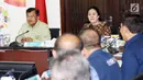 Wakil Presiden Jusuf Kalla didampingi Menko PMK Puan Maharani saat memimpin rakor persiapan Asean Games 2018 di Jakarta, Senin (19/2). Dalam rakor ini sejumlah menteri dan pejabat negara lain turut hadir. (Liputan6.com/Angga Yuniar)