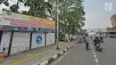 Sebuah spanduk membentang di trotoar Bursa Pasar Ikan dan Hewan Jatinegara, Jakarta, Jumat (21/6/2019). Sejak Senin (17/6) pedagang ikan hias di Pasar Hewan Jatinegara mulai direlokasi ke Lapangan Jenderal Urip Sumihardjo guna mengembalikan fungsi trotoar. (Liputan6.com/Herman Zakharia)