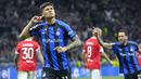 Inter Milan berhasil melaju ke babak semifinal setelah menyingkirkan Benfica. Pada duel di Giuseppe Meazza, I Nerazzurri bermain imbang lawan Benfica dengan skor 3-3. (AP Photo/Luca Bruno)