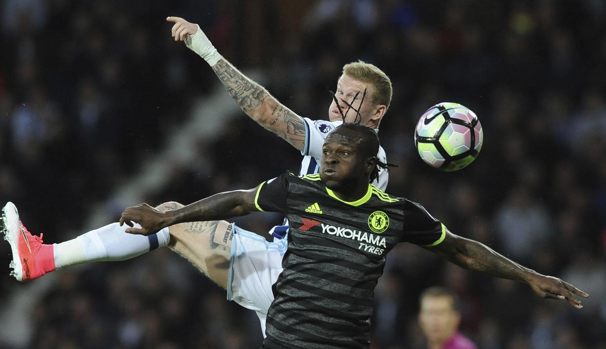 Pemain Chelsea, Victor Moses (depan) berdeul dengan pemain West Brom, James McClean pada lanjutan Premier League di di Hawthorns Stadium, West Bromwich, (12/5/2017). Chelsea menang 1-0.  (AP/Rui Vieira)